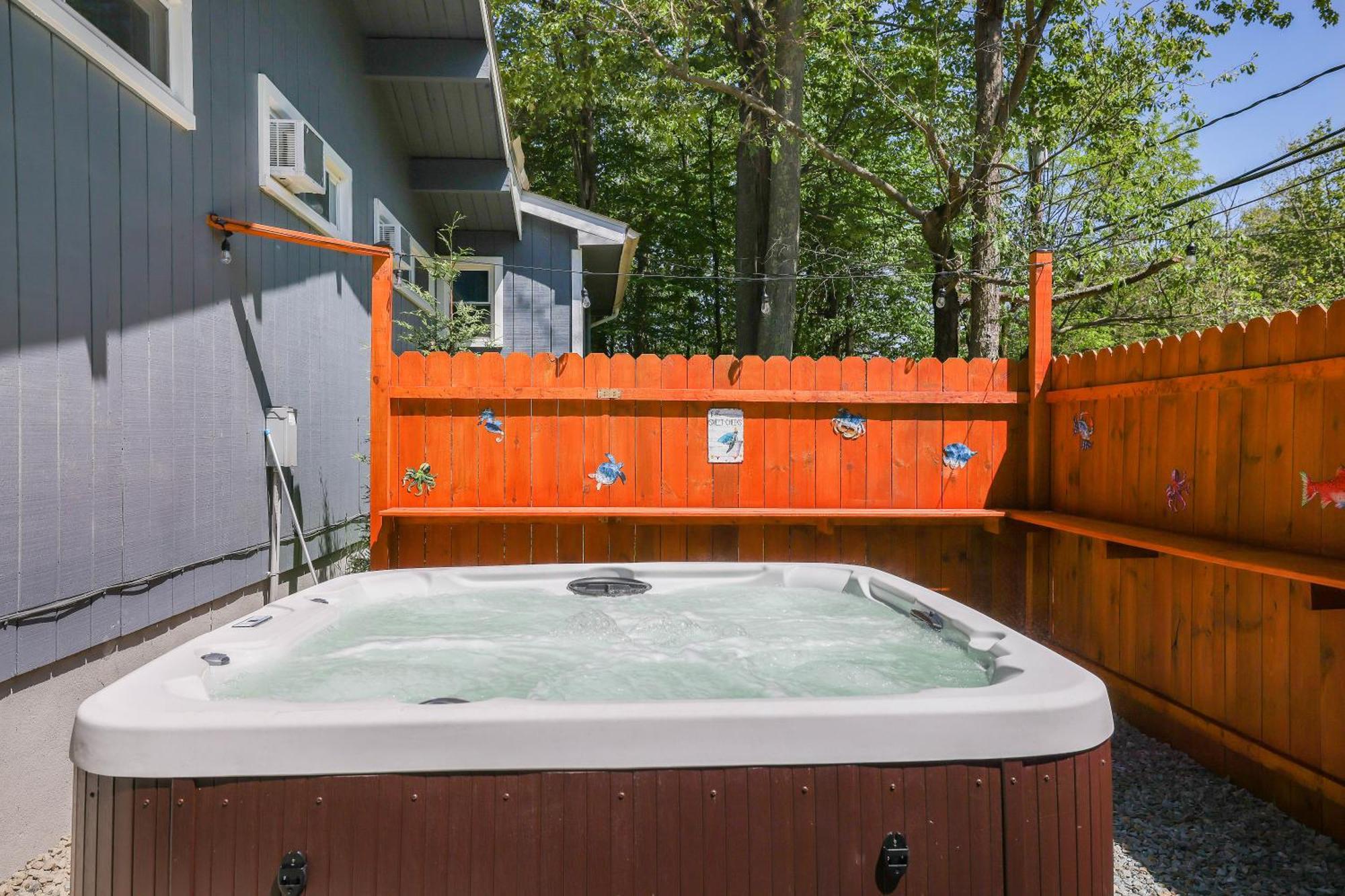 Chic And Stylish Home Hot Tub,4 Bedrooms, Game Movie Room, Firepit, Arcades, Playground On Site 2 Min Walk From Pool And Lake Tobyhanna Buitenkant foto