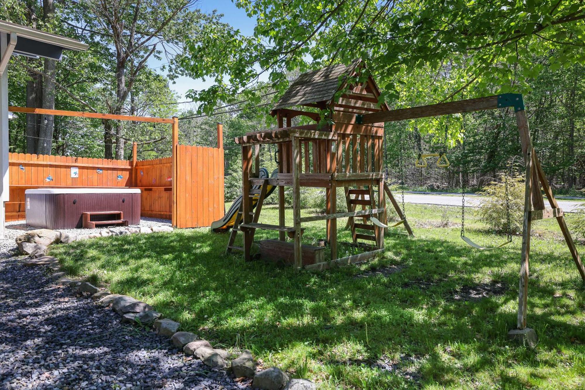 Chic And Stylish Home Hot Tub,4 Bedrooms, Game Movie Room, Firepit, Arcades, Playground On Site 2 Min Walk From Pool And Lake Tobyhanna Buitenkant foto